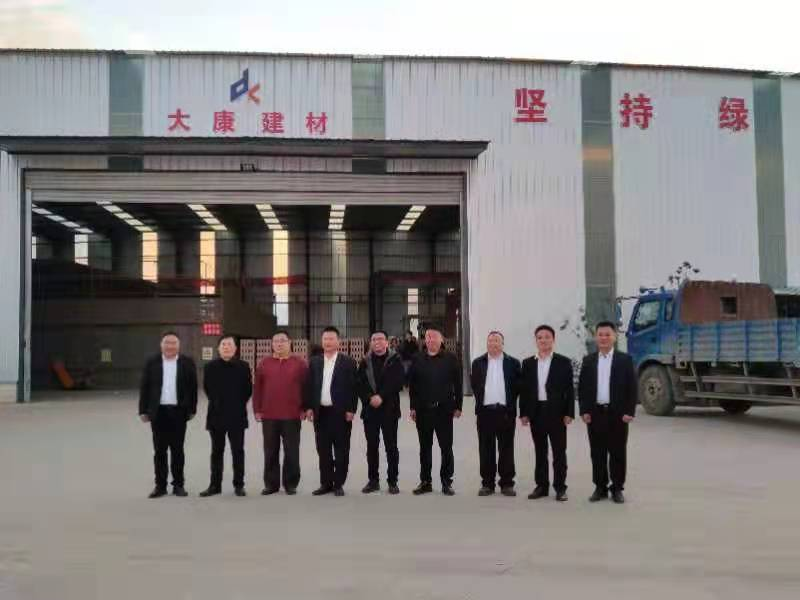 河南省磚瓦窯行業(yè)綠色發(fā)展協(xié)會(huì)、河南省生態(tài)環(huán)境廳綠色發(fā)展部攜行業(yè)**專(zhuān)家蒞臨河南亞新窯爐有限公司進(jìn)行現(xiàn)場(chǎng)考察